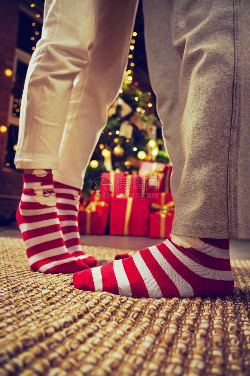 成年人青年男人男朋友穿着圣诞情侣袜的脚部特写图片