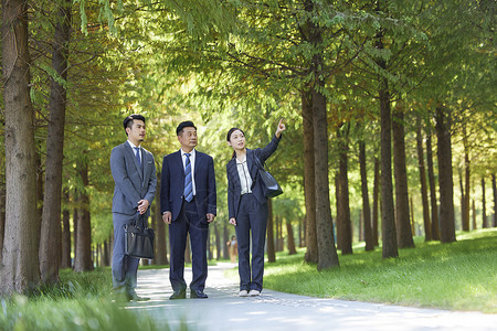 商务人士陪同客户参观交流背景