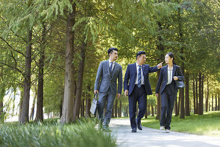 商务精英上班路上交流聊天职场精英高清图片素材