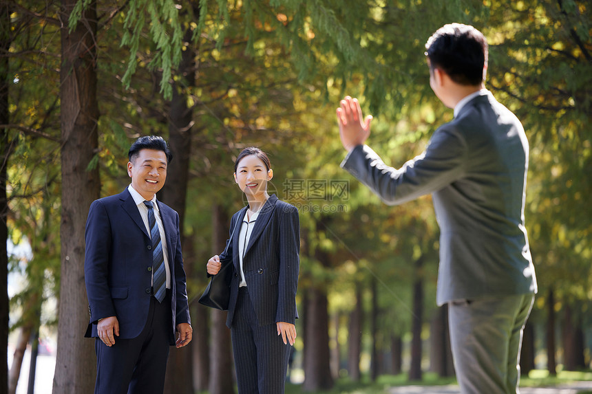 商务人士户外打招呼图片