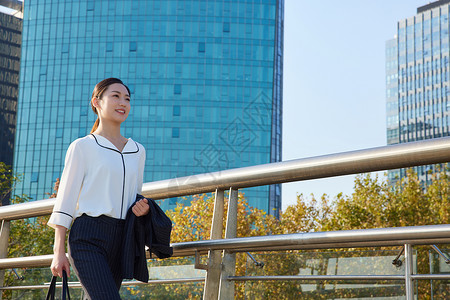 商务女士上班通勤路上背景图片