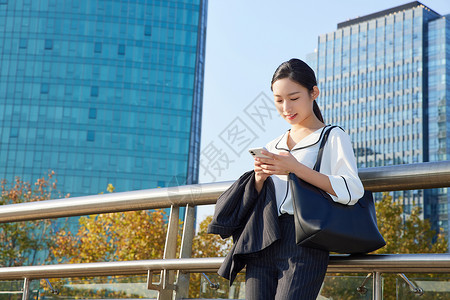 天翼手机商务女性天桥上使用手机背景
