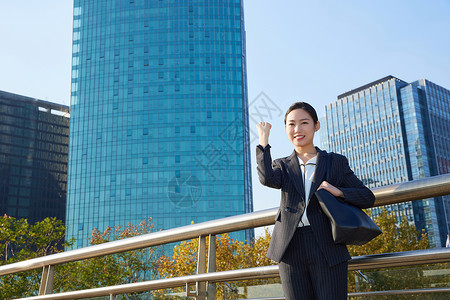 商务女士户外加油手势背景图片