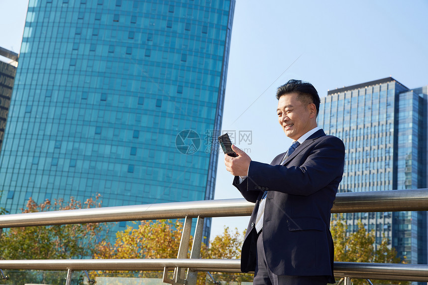 使用手机的商务男士老板图片