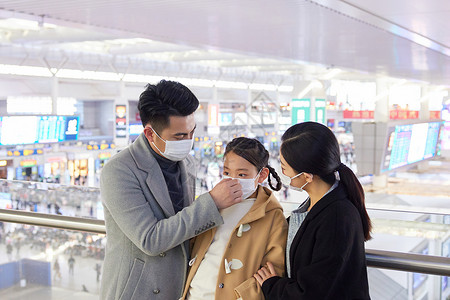 家庭防疫保卫战高铁站的一家三口戴口罩背景