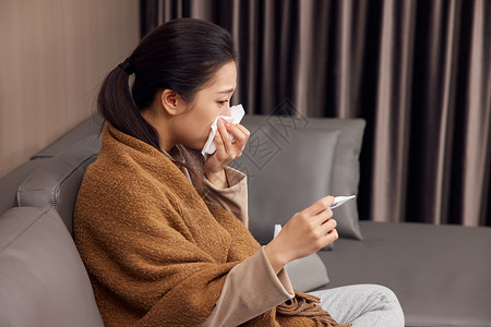 冬日女性感冒发烧使用体温计图片