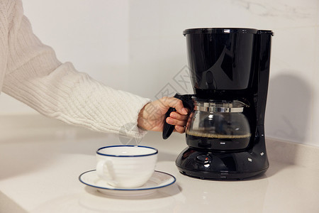 女性居家使用咖啡机特写高清图片