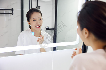 青年女性使用电动牙刷图片