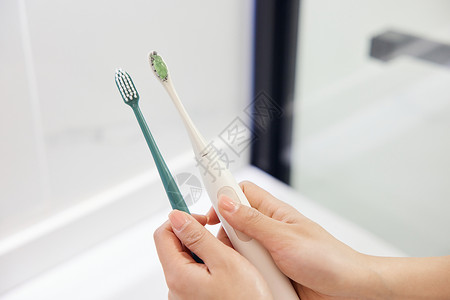 普通女人电动牙刷与普通牙刷特写背景