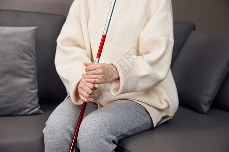 手拿盲杖的视障青年女性特写图片
