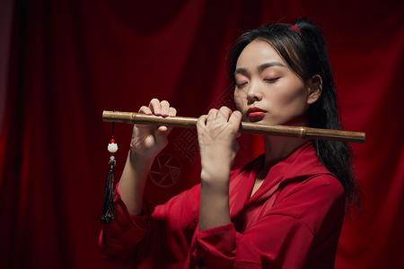 古装美女吹笛子形象图片