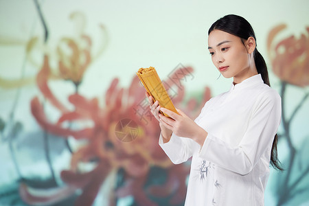 黄色竹简中国风美女手拿竹简背景