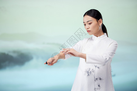 国风美女手拿棋子背景图片