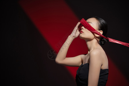 红色大气丝带展板时尚气质美女丝带蒙住眼睛背景