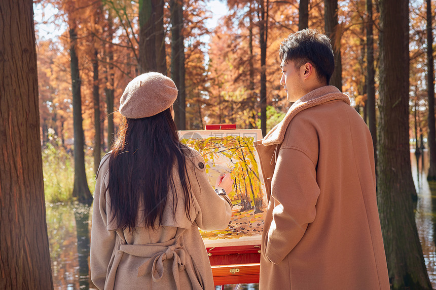 秋季情侣在树林里画油画背影图片