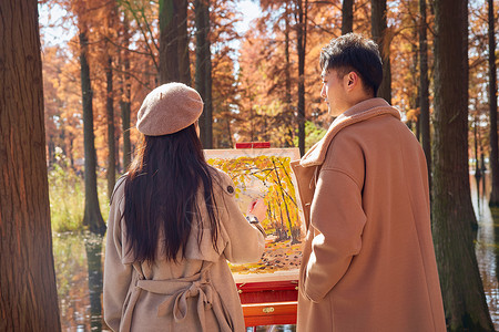 红杉秋季情侣在树林里画油画背影背景