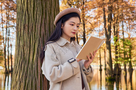 假期看书女孩清纯美女秋季户外看书背景