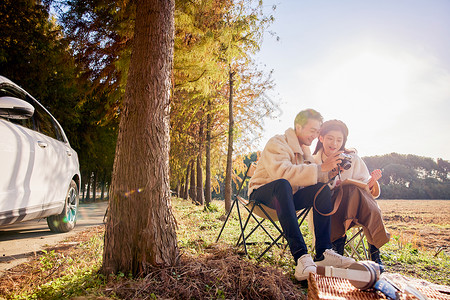 年轻情侣坐在户外的椅子上休闲放松图片