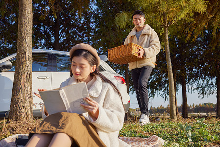 年轻情侣自驾出游野餐图片