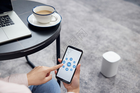 App页面使用手机操作智能音箱页面特写背景