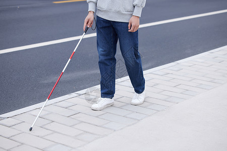 外出使用盲杖探路的视盲人士特写背景图片