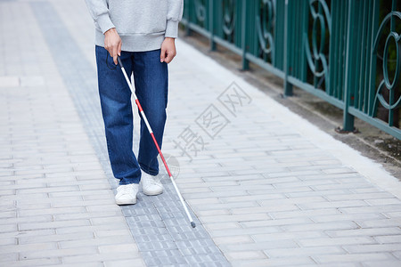 视盲人士外出使用盲杖探路高清图片