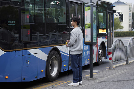 瞎子视盲青年公交车站等公交车出行背景