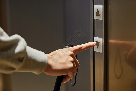 手字体素材手握盲杖的视盲人士按电梯特写背景