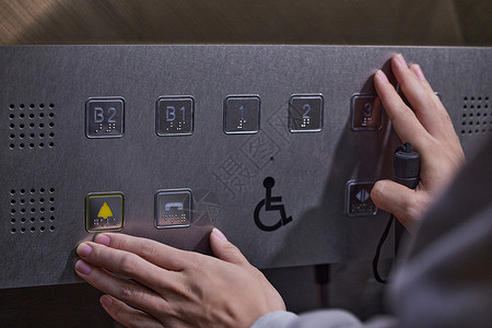 残疾人电梯盲人按电梯手部特写背景