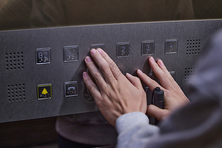 世界第一高电梯盲人感受电梯按键手部特写背景