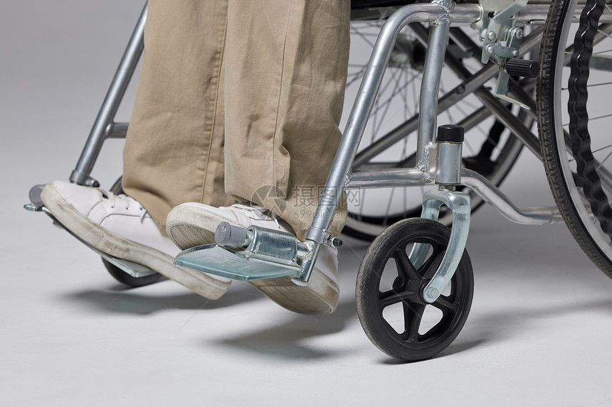 男性坐轮椅脚部特写图片