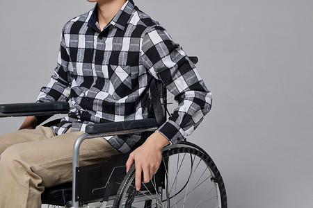 男性推轮椅手部特写图片