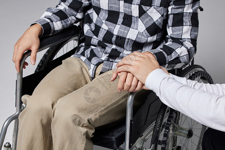 关爱坐轮椅的残疾人概念特写高清图片