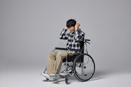 青年男性坐轮椅烦躁形象图片