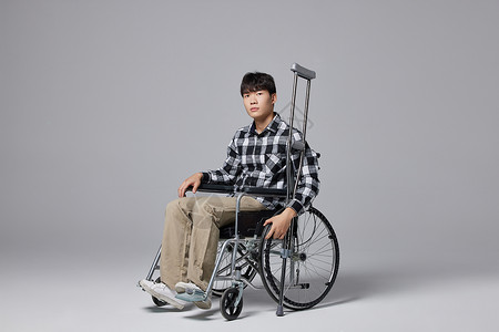 身残志坚青年男性腿部受伤坐轮椅形象背景