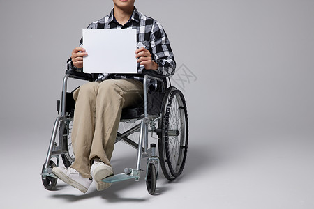 青年男性坐轮椅手拿白板图片