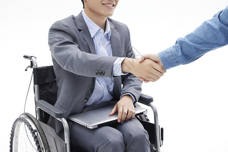工作受伤坐轮椅的商务人士洽谈合作背景