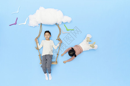 小孩俯视在云上荡秋千玩耍的孩子背景