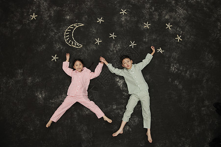 守望星空男孩穿着睡衣玩耍的儿童背景