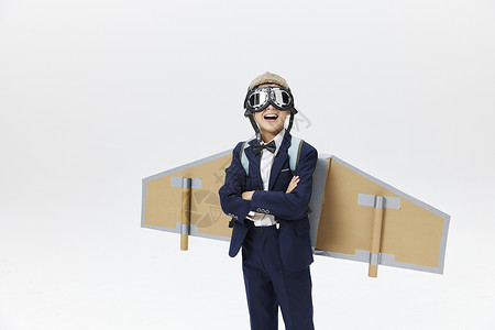 小男孩玩纸飞机背包形象高清图片