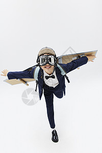 小男孩背着自制的纸飞机背包玩耍形象图片
