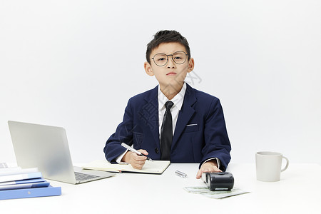 扮演熊猫的男孩儿童扮演会计师形象背景
