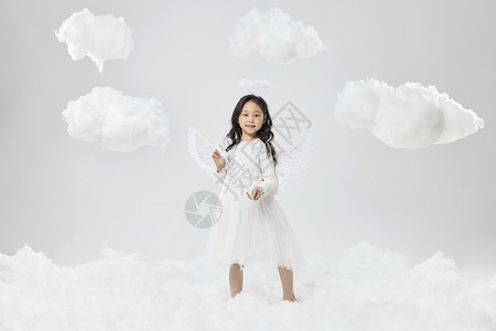 婴儿框戴着天使翅膀的小女孩背景