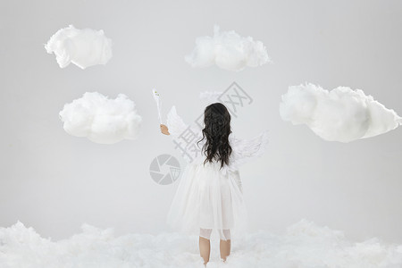 儿童天空飞翔可爱天使小女孩伸手摸云朵背影背景