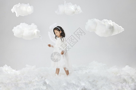 柔软云朵走在云朵上的可爱女孩背景