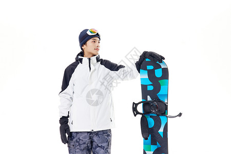 年轻男性拿着滑雪板背景图片