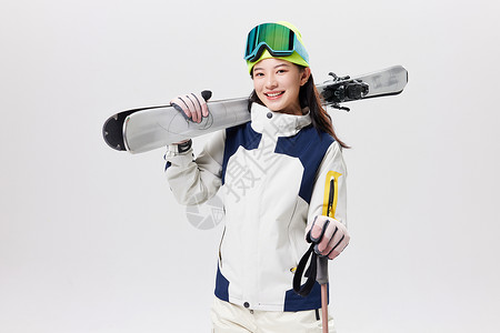 年轻美女扛着滑雪板背景图片