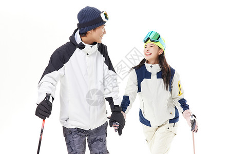 年轻滑雪情侣牵手约会图片