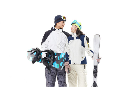 年轻情侣相约滑雪约会图片