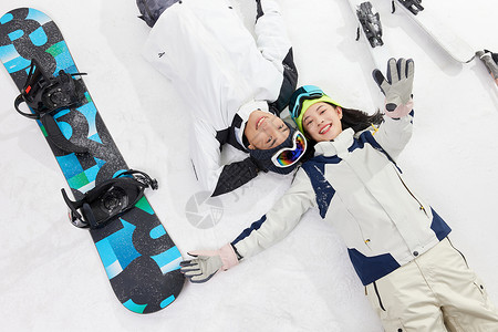 青年男女躺在雪地上形象高清图片